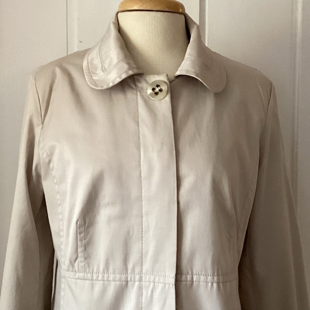 Jones New York princess cut back/cuff belt lined concealed button rain trench M - Picture 2 of 12